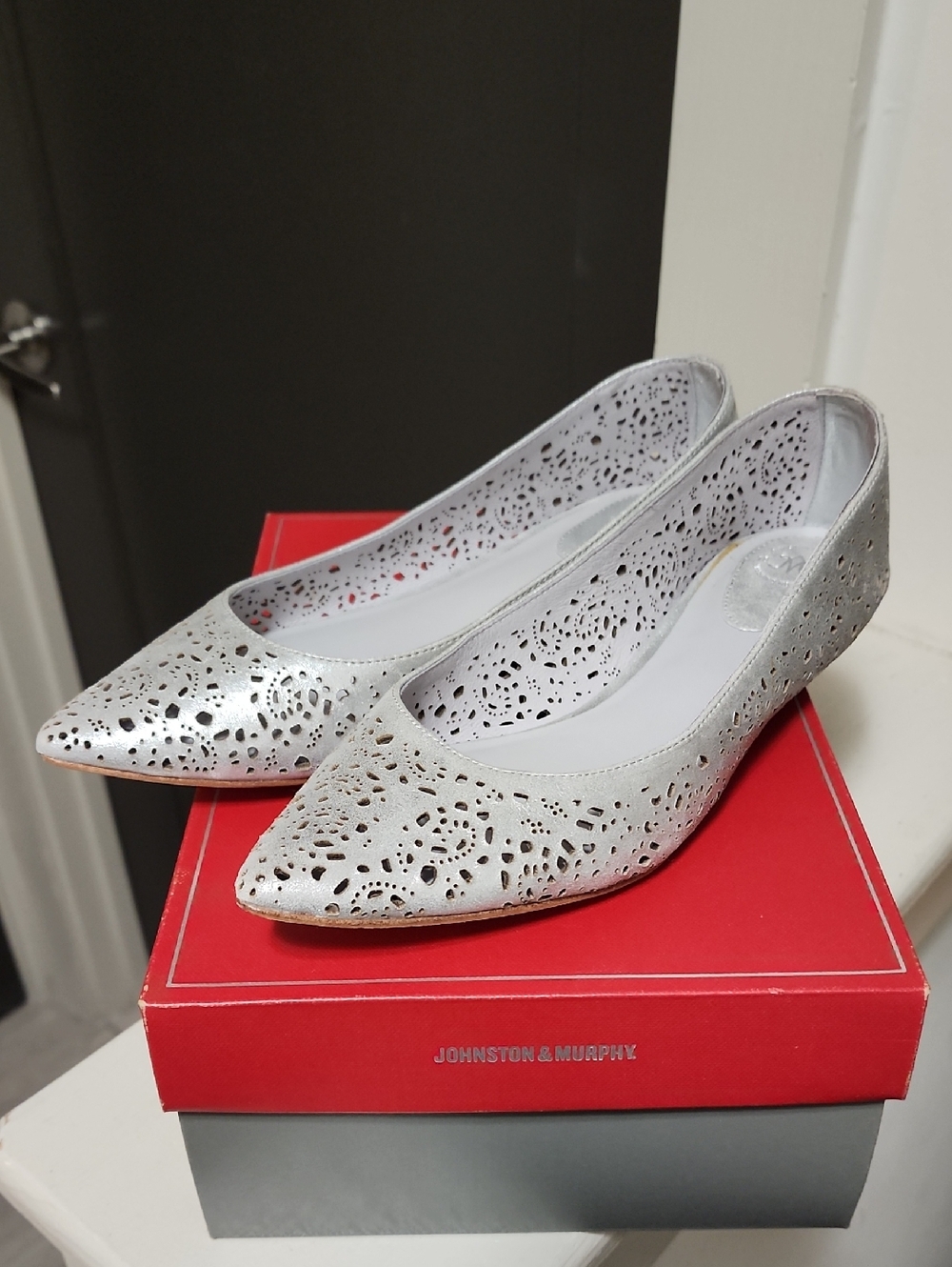 Johnston & Murphy Tami Pointed Ballet flats / Metallic Silver / Size 9